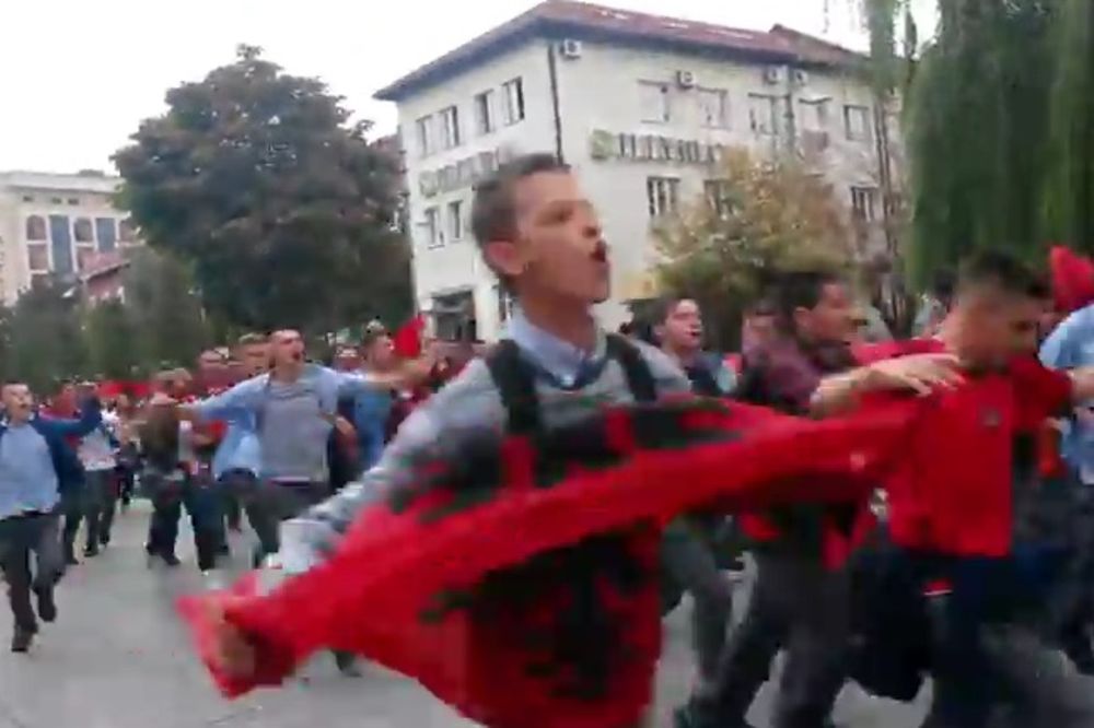 (VIDEO) Pogledajte kako albanski đaci slave u Prištini!