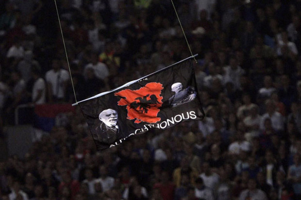 CRNOGORCI OĆUTALI: Zastava velike Albanije na Rumiji iznad Bara
