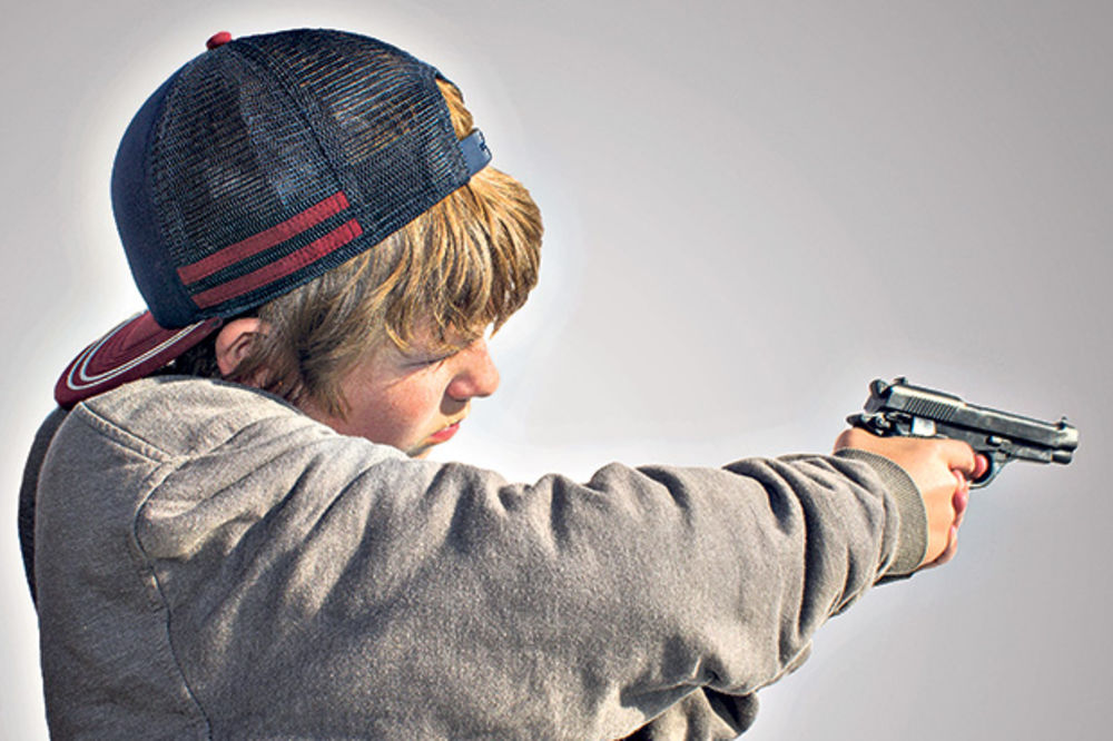 DECA ĆE MOĆI DA NOSE PIŠTOLJE: Mlađi od 14 godina uskoro bi ulicama Ajove mogli ići naoružani