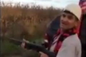 (VIDEO) SRAMOTNI POTEZ OČAJNIKA: Albanac iz SAD sačmarom pucao u srpsku zastavu!