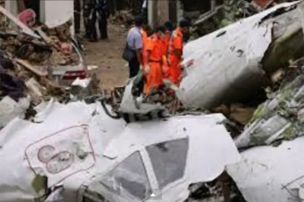 (VIDEO) NA OTVORENOM NEBU: Pilot poginuo u sudaru dva aviona na jugu Tajvana