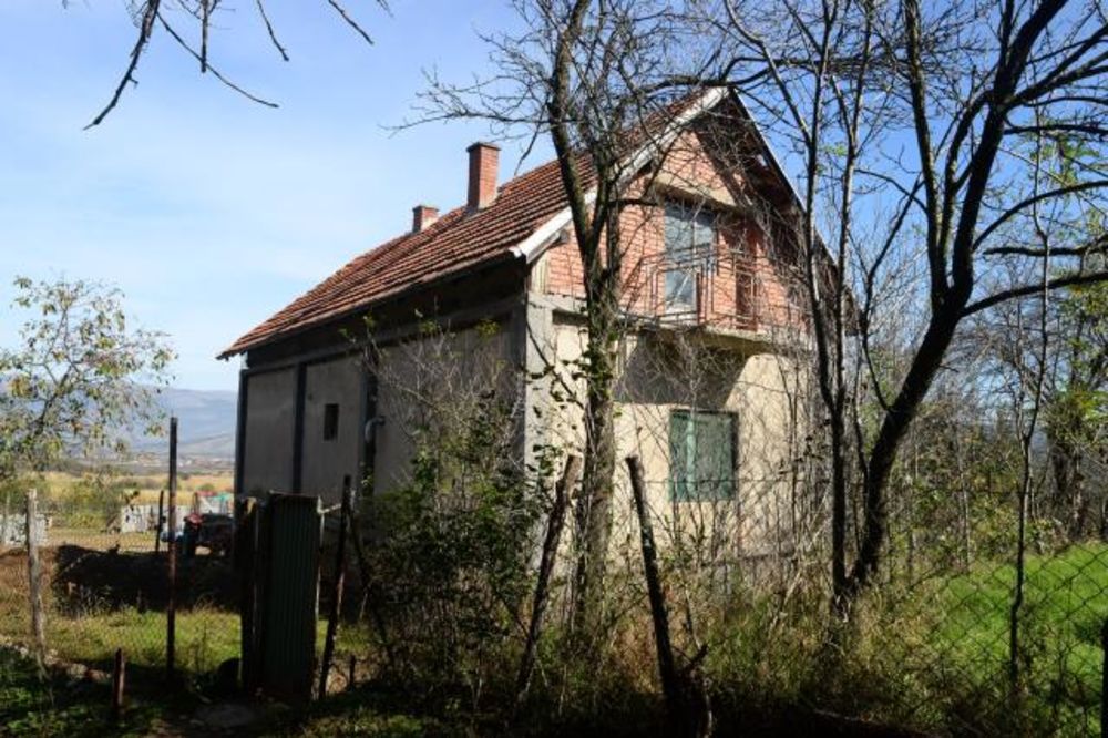 HAPŠENJE U SELU SUKOVO: Očuh silovao maloletnu pastorku, majka gledala!