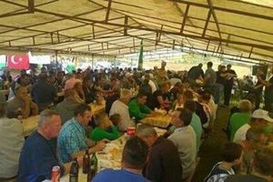 ZANELI SE: Pripadnici SDA proslavili pobedu uz pivo i tursku zastavu!