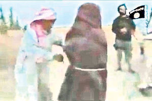 UZNEMIRUJUĆI SNIMAK: Džihadisti ISIL do smrti kamenovali ženu, predvodio ih njen otac!