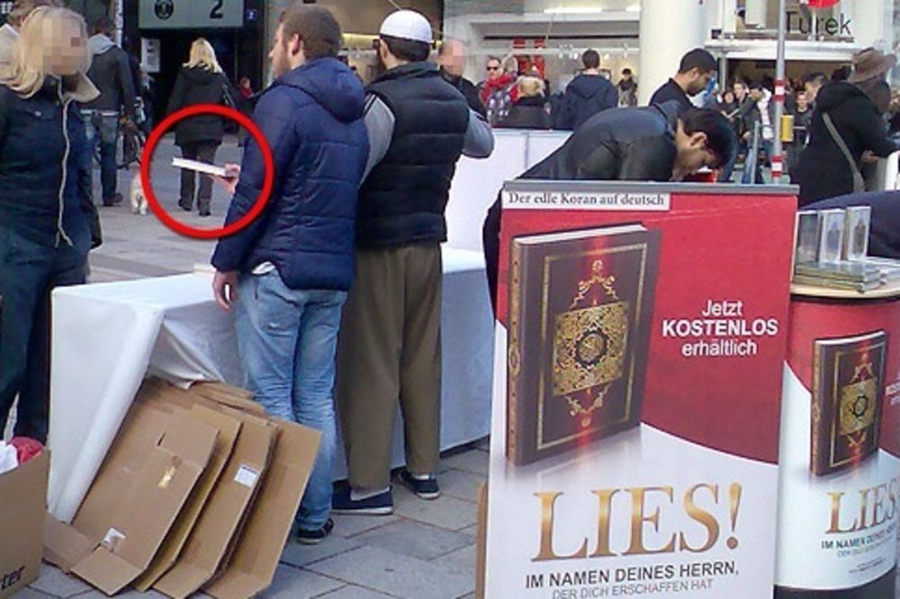 POSLE HAPŠENJA DŽIHADISTA: Salafisti i dalje dele Kuran u centru Beča!