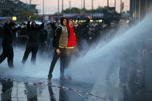 PROTESTI U NEMAČKOJ: Policija suzavcem i vodenim topovima rasterala desničare