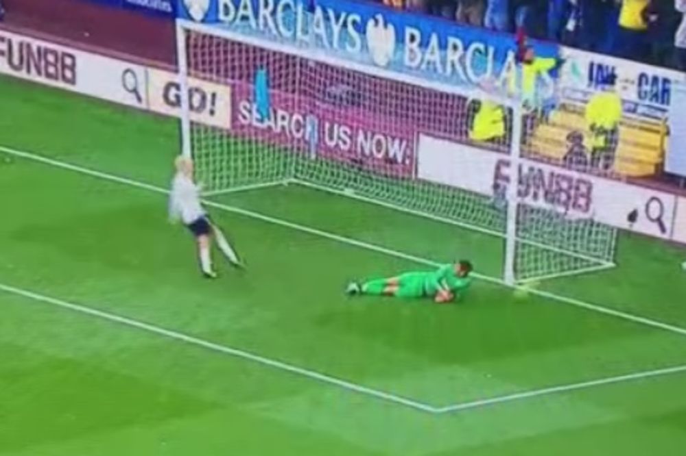 (VIDEO) KAKAV GAF: Fudbaler Evertona hteo da potvrdi gol, pa napucao golmana