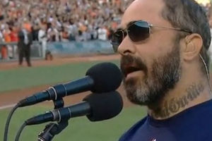 (VIDEO) KAKAV BLAM: Kantri pevač promašio američku himnu uoči bejzbol meča