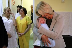 Fondacija Dragica Nikolić: Somborskom porodilištu 40.000 evra vredan aparat za anesteziju