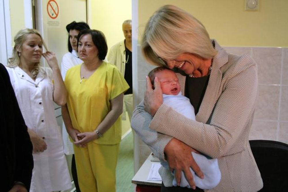 Fondacija Dragica Nikolić: Somborskom porodilištu 40.000 evra vredan aparat za anesteziju