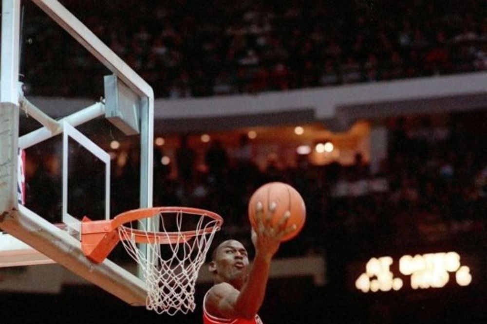 (VIDEO) NISU ZNALI KO JE: Evo kako je u srednjoj školi zakucavala legenda NBA lige
