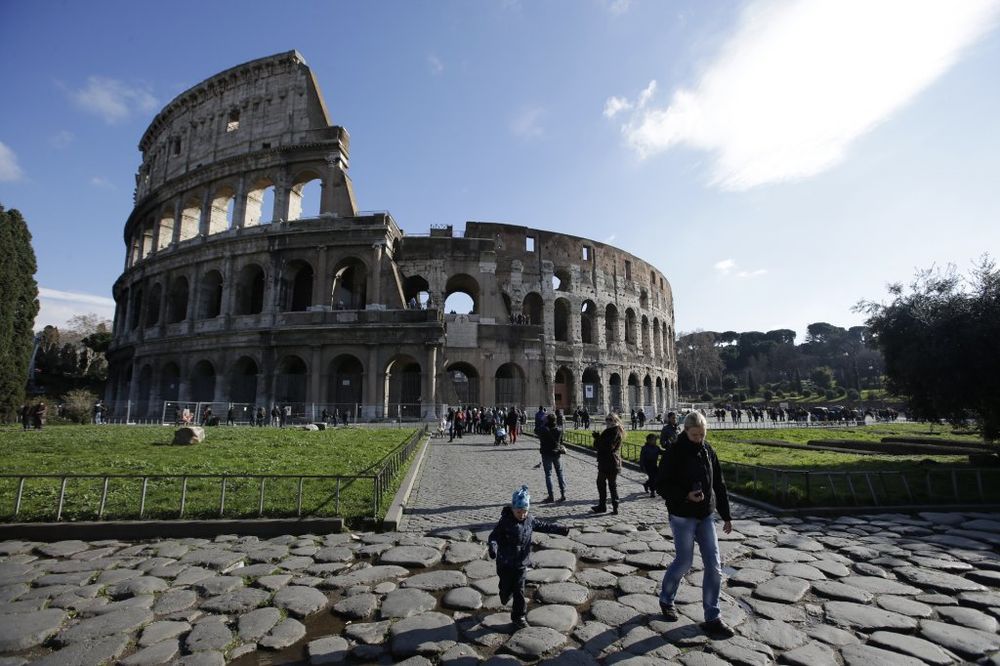 ŠTA ZNAJU ONE ŠTA JE 2000 GODINA: Amerikanke urezale inicijale na Koloseum i još napravile selfi!