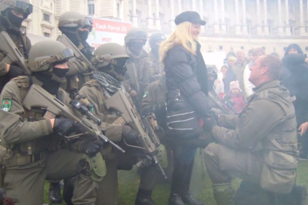 (VIDEO) KAPITULIRAO: Vojnik zaprosio devojku usred vojne parade!