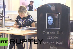 (VIDEO) IDU KO ALVA: Interaktivne nadgrobne ploče koje listaju fotografije pokojnika hit u Rusiji!