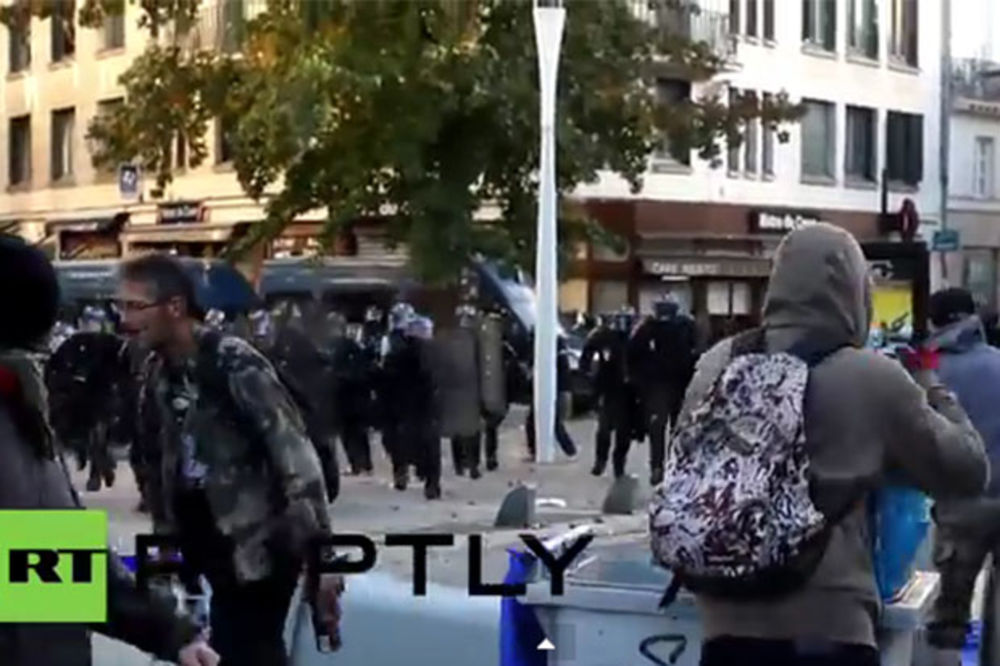 (VIDEO) GLEDAJTE JURIŠ POLICIJE NA DEMONSTRANTE: Šestoro povređenih na zapadu Francuske