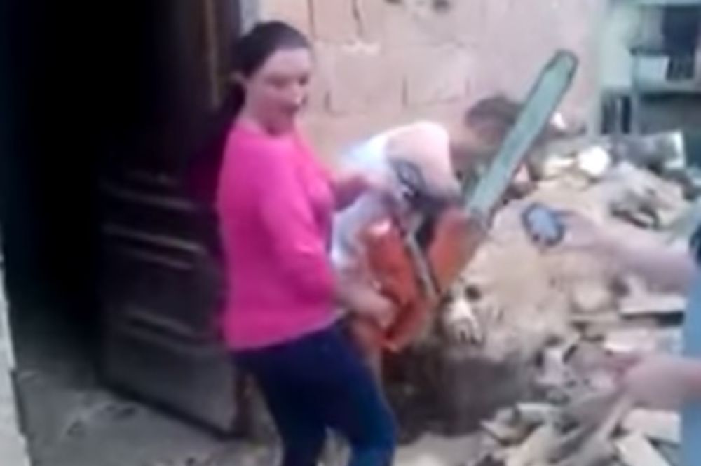 HIT VIDEO: Bosanka u štiklama seče drva motornom testerom!