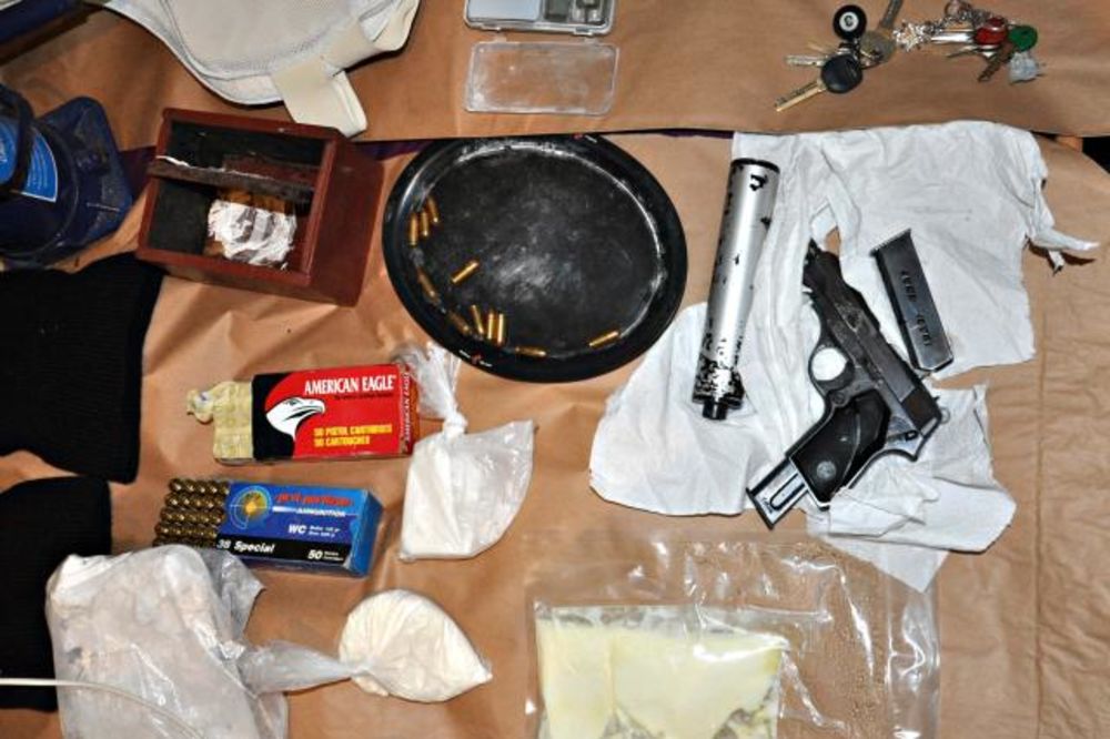 (FOTO) Zaplenjeni narkotici i oružje, uhapšen diler u Krnjači