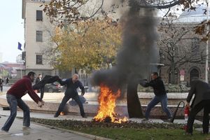 (UZNEMIRUJUĆA FOTOGRAFIJA) Žena se zapalila pred zgradom Predsedništva u Sofiji!