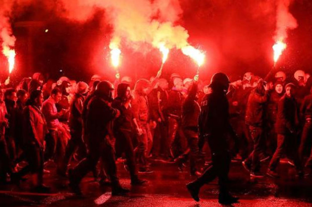 (VIDEO) KAO DA SE PAKAO OTVORIO: Turski huligani napravili haos u Dortmundu