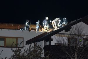 ORKAN U AUSTRIJI: Jedan vatrogasac poginuo, drugi katapultiran zajedno sa krovom!