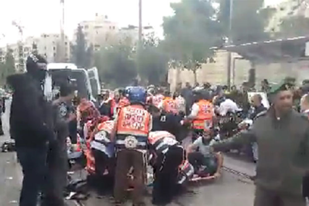 (VIDEO) NAPAD U JERUSALIMU: Hamasovac autom gazio ljude, a onda ih tukao štanglom!