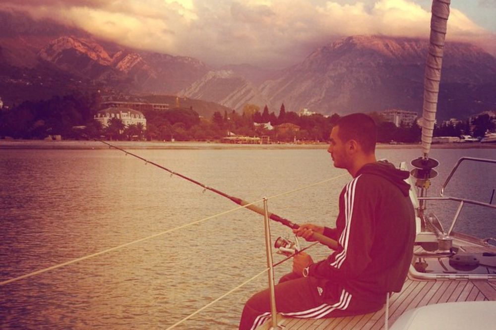 (FOTO) GROBARI GA ČEKAJU: Saša Pavlović se opušta sa porodicom uz pecanje