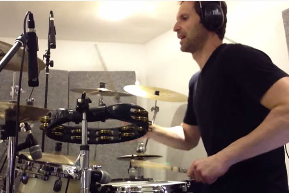 (VIDEO) PROLUPAO: Pogledajte kako je Petr Čeh na bubnjevima obradio pesmu Fu Fajtersa