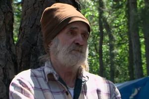 OVO ĆE VAM SLOMITI SRCE: Beskućnik gleda kako mu policija ruši sklonište koje je sagradio u šumi