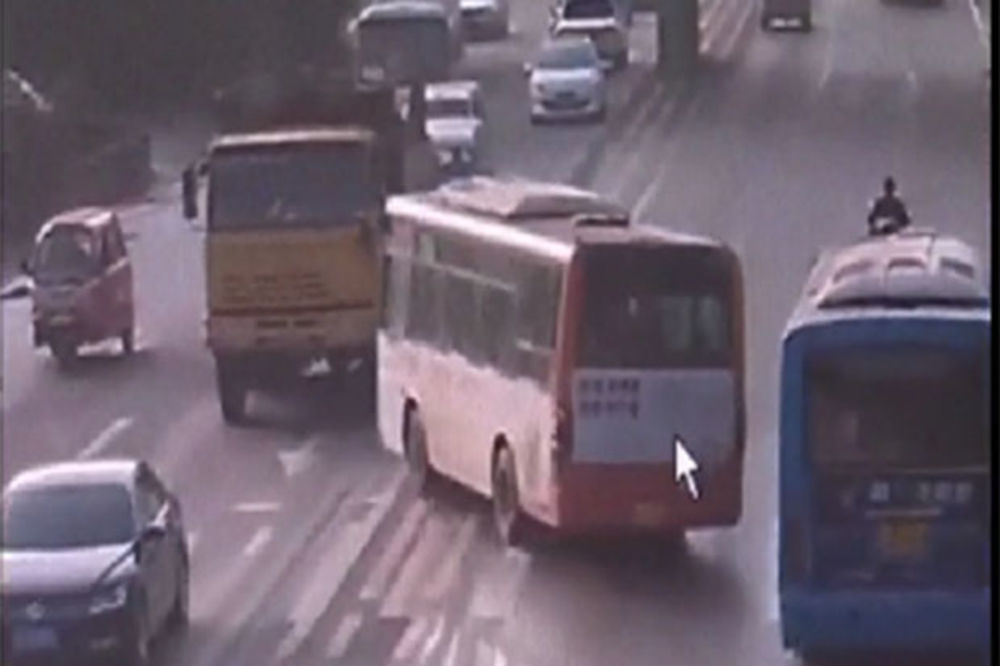 (VIDEO) KAKVA STRAHOTA! Autobus izazvao karambol na ulici da ne bi pregazio staricu