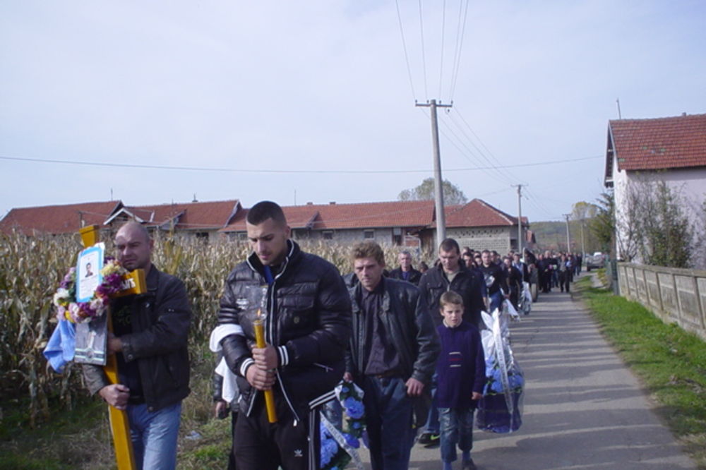 TUGA U LESKOVCU: Sahranjen radnik koji je pao sa krova livnice