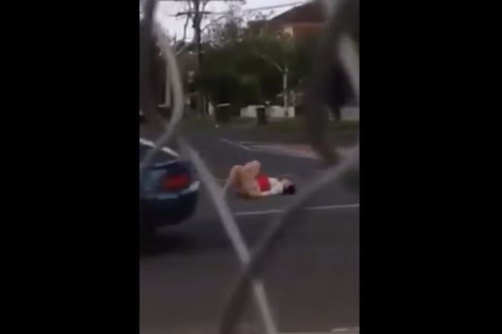 (VIDEO 18 +) Skinula se nasred ulice i vikala da je drolja!