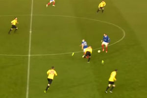 (VIDEO) NEZAUSTAVLJIV: Igrač Linfilda ostao bez obe kopačke, ali asistirao za gol