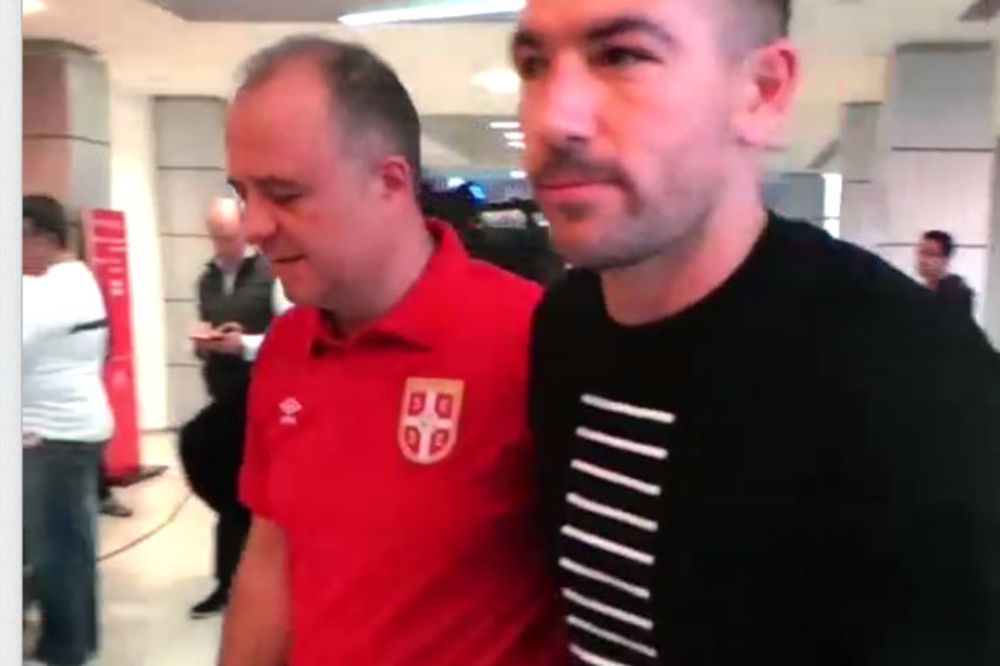 (VIDEO) KOLAROV JEDVA HODA: Pogledajte kako je zamenik kapitena Srbije došao u Pazovu