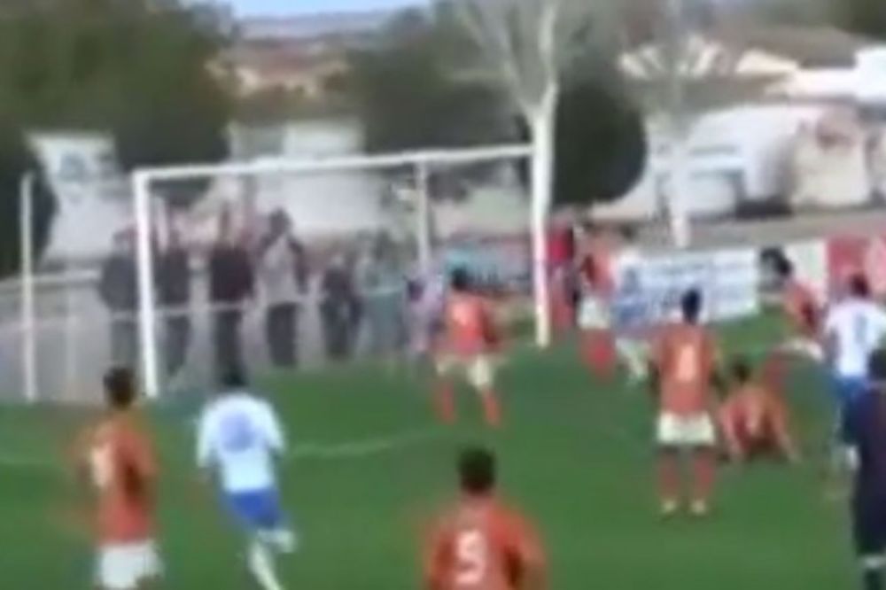 (VIDEO) ISKOPIRAO IGITU: Pogledajte sjajan gol golmana španskog četvrtoligaša