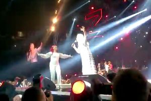 (VIDEO) LJUTE RIVALKE: Ovako su zajedno pevale Zorica i Vesna!