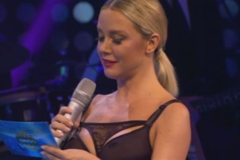 (FOTO) Hrvatska pevačica pokazala da tange mogu da se nose i na grudima!