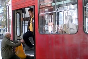 (VIDEO) SKANDAL NA DORĆOLU: Brojač putnika išutirao starca u tramvaju 2