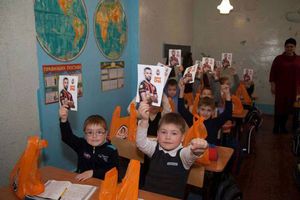 AKCIJA HRVATSKOG FUDBALERA: Darijo Srna poklonio 20 tona mandarina deci u Donjecku