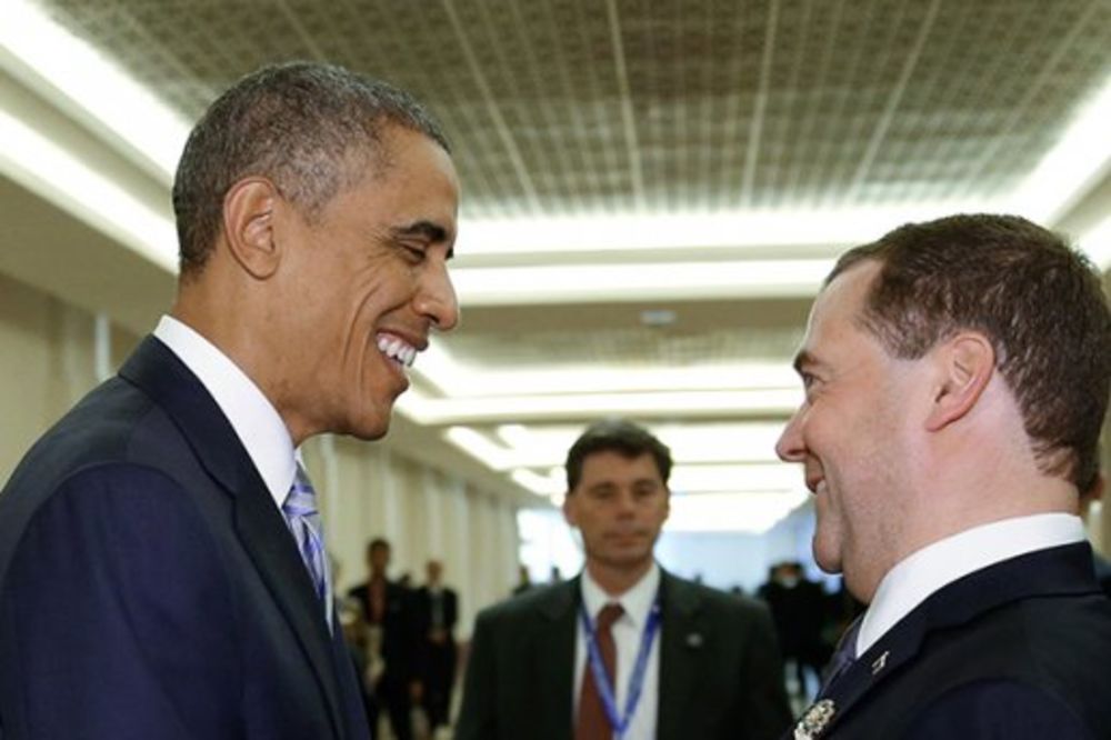 SRDAČAN SUSRET: Medvedev i Obama se siti isćaskali na samitu u Mjanmaru