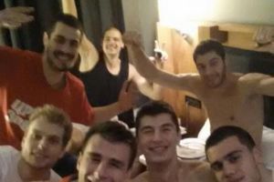 IMAMO I MI DUŠU: Selfi košarkaša Zvezde posle pobede u Vitoriji