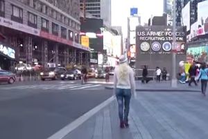 (VIDEO) Devojka je šetala bez pantalona, evo kako su reagovali prolaznici