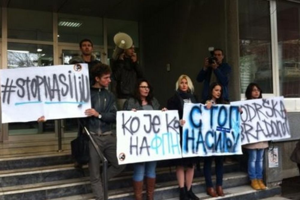 STOP NASILJU: Protest ispred FPN zbog napada na dekana Vujačića