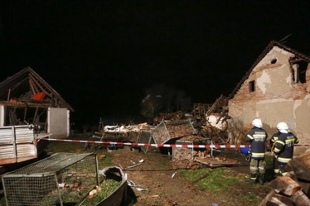 SELO MOGLI DA DIGNU U VAZDUH: Kuća oca i sina poginulih u eksploziji puna baruta!