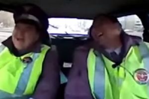 (VIDEO) BILI SU I VIŠE NEGO IZNENAĐENI: Evo zašto su se ruski saobraćajci zacenili od smeha!