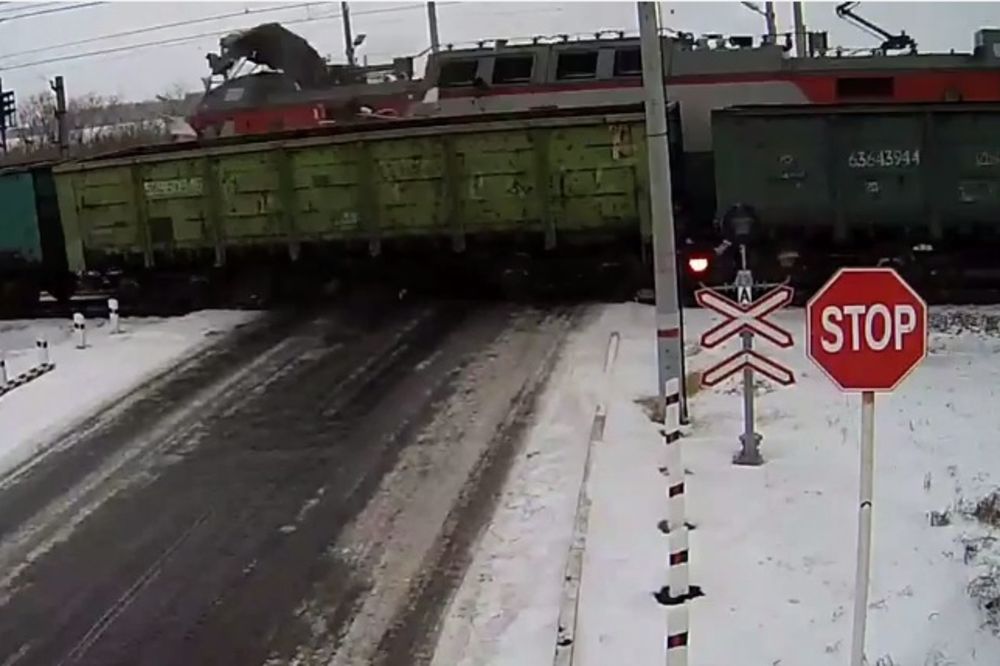 ZASTRAŠUJUĆE: Voz zakačio šleper, iz suprotnog smera naišao drugi voz i razneo kamion! (VIDEO)