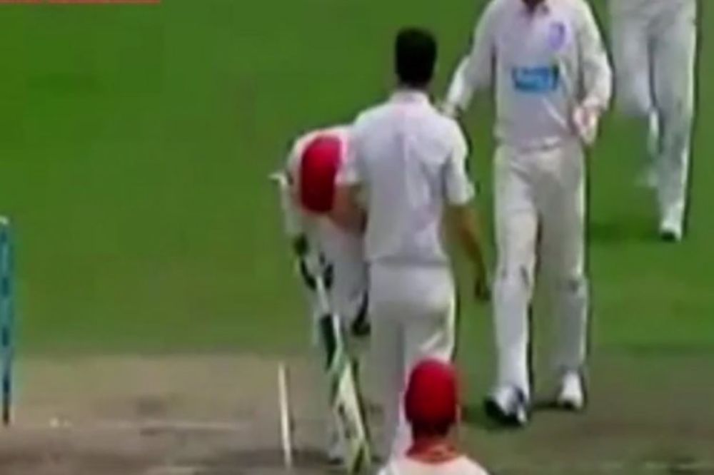 (VIDEO) KOBAN UDARAC U GLAVU: Igrač kriketa umro pošto ga je pogodila  loptica