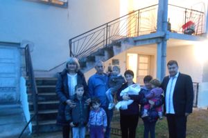 KUĆA NA DAR: Uselili se Vasilijevići sa šestoro dece