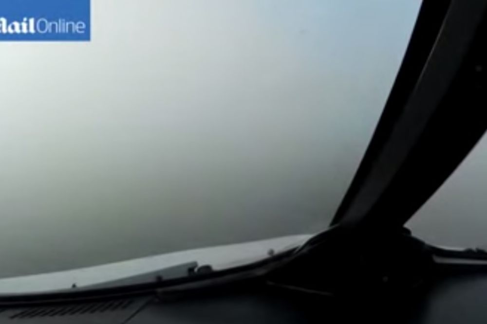 VIDEO KOJI LEDI KRV: Pogledajte kako izgleda sletanje aviona po gustoj magli
