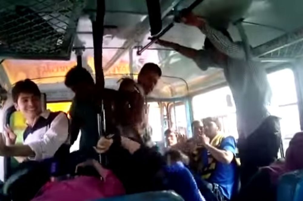 (VIDEO) NAUČILE IH PAMETI: Sestre premlatile trojicu nasilnika u autobusu!