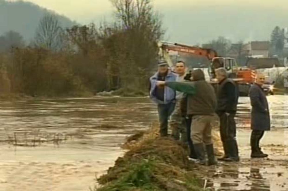 GAŠIĆ U LUČANIMA: Vojska diže nasip na Bjelici